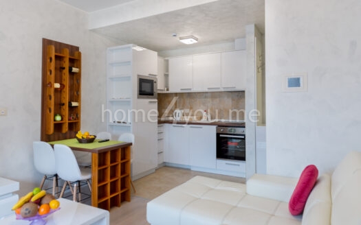 Oднокомнатная квартира на первой линии моря в здании Harmonija в Будве