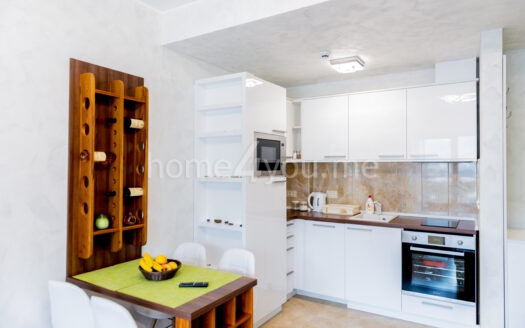 Oднокомнатная квартира на первой линии моря в здании Harmonija в Будве