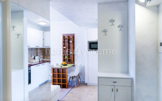 Oднокомнатная квартира на первой линии моря в здании Harmonija в Будве