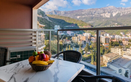 Oднокомнатная квартира на первой линии моря в здании Harmonija в Будве