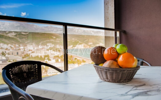 Oднокомнатная квартира на первой линии моря в здании Harmonija в Будве