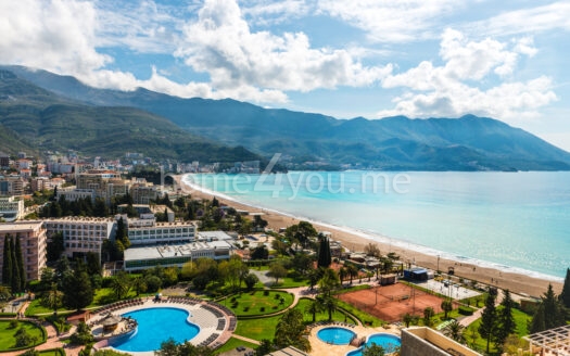 Oднокомнатная квартира на первой линии моря в здании Harmonija в Будве