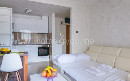 Oднокомнатная квартира на первой линии моря в здании Harmonija в Будве