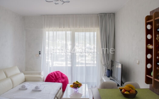 Oднокомнатная квартира на первой линии моря в здании Harmonija в Будве