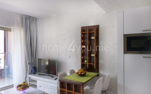 Oднокомнатная квартира на первой линии моря в здании Harmonija в Будве