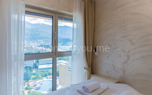 Oднокомнатная квартира на первой линии моря в здании Harmonija в Будве