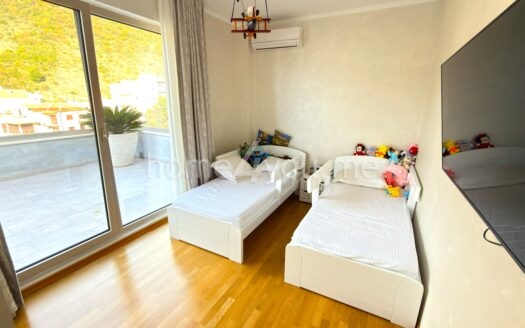 Роскошный пентхаус с большой террасой на крыше, гаражным местом и кладовой, Бечичи, Будва