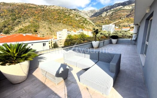 Роскошный пентхаус с большой террасой на крыше, гаражным местом и кладовой, Бечичи, Будва