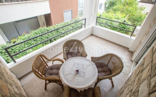 Dvosoban namješten stan u centru Budve