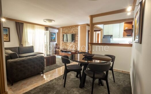 Dvosoban namješten stan u centru Budve