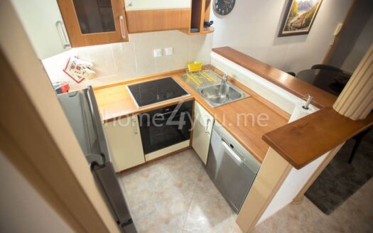 Dvosoban namješten stan u centru Budve