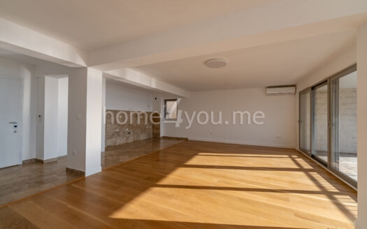 Trosoban stan sa panoramskim pogledom na more i garažnim mjestom, Pržno, Budva