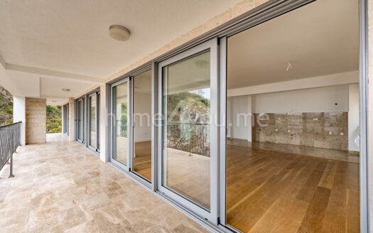 Trosoban stan sa panoramskim pogledom na more i garažnim mjestom, Pržno, Budva