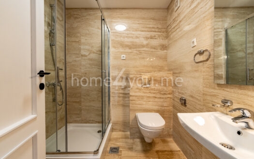 Trosoban stan sa panoramskim pogledom na more i garažnim mjestom, Pržno, Budva