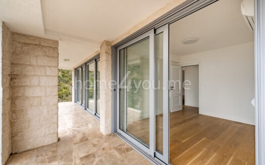 Trosoban stan sa panoramskim pogledom na more i garažnim mjestom, Pržno, Budva