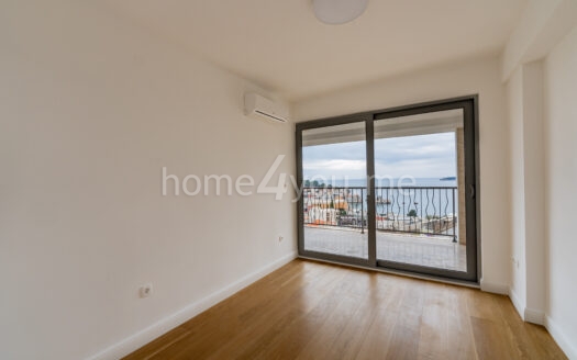 Trosoban stan sa panoramskim pogledom na more i garažnim mjestom, Pržno, Budva