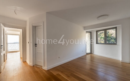 Trosoban stan sa panoramskim pogledom na more i garažnim mjestom, Pržno, Budva