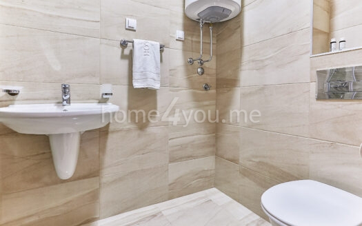 Namješten studio apartman u kvalitetnoj zgradi na Zaobilaznici, Rozino, Budva