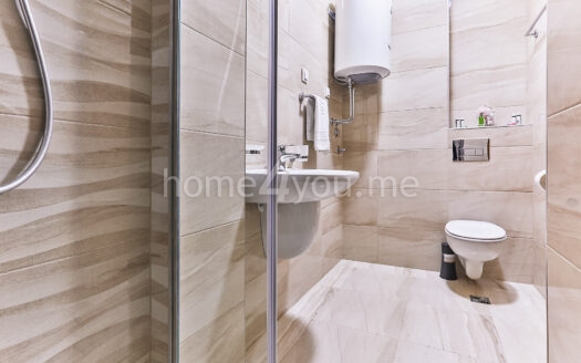 Namješten studio apartman u kvalitetnoj zgradi na Zaobilaznici, Rozino, Budva