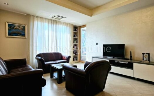 Three-bedroom apartment with garage space in a high-quality building – Budva, Rozino