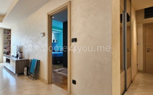 Three-bedroom apartment with garage space in a high-quality building – Budva, Rozino