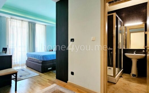 Three-bedroom apartment with garage space in a high-quality building – Budva, Rozino