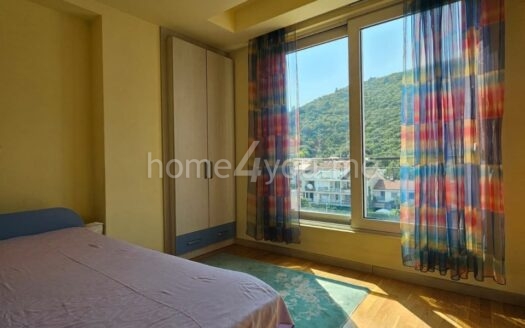 Three-bedroom apartment with garage space in a high-quality building – Budva, Rozino