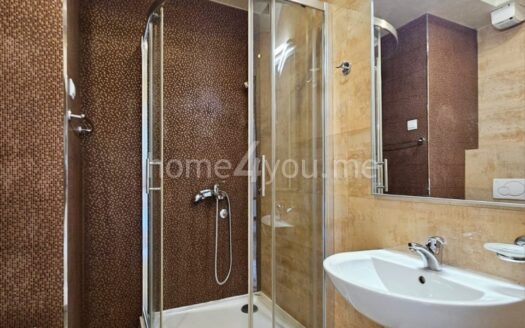 Three-bedroom apartment with garage space in a high-quality building – Budva, Rozino