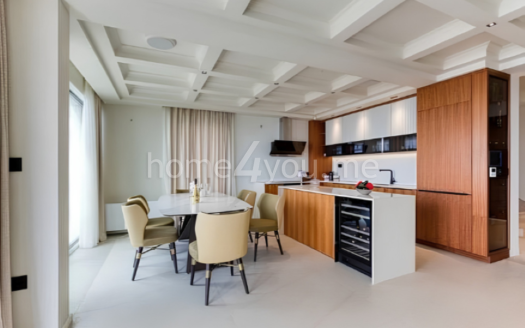 Ekskluzivna vila sa bazenom i panoramskim pogledom na more