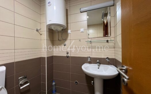 Полностью меблированная однокомнатная квартира в долгосрочную аренду в районе Дубовица, Будва, рядом с Mega Mall