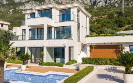 Ekskluzivna vila sa bazenom i panoramskim pogledom na more