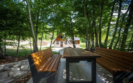 Nova dvosobna kuća na ulazu u Nacionalni park Lovćen, Bjeloši, Cetinje