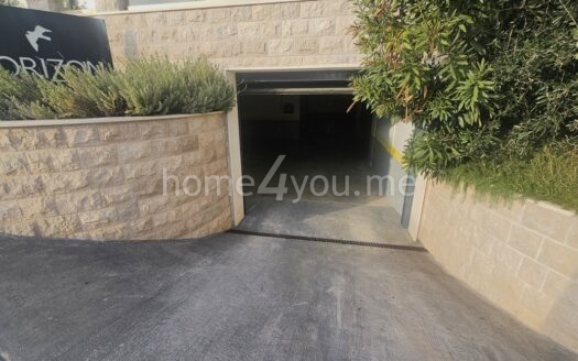 Modernly furnished one-bedroom apartment with garage space in an apart-hotel with swimming pool, Ivanovići, Budva