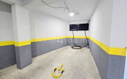 Modernly furnished one-bedroom apartment with garage space in an apart-hotel with swimming pool, Ivanovići, Budva