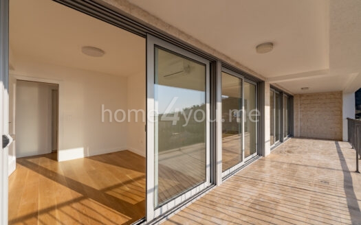 Трёхкомнатная квартира с панорамным видом на море и гаражным местом, Пржно, Будва
