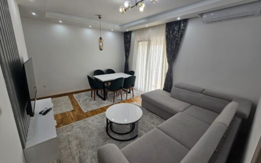 Dvosoban stan sa velikom terasom i garažom u novogradnji, Bečići, Budva