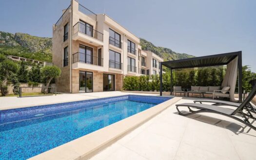 Moderna, namještena vila sa bazenom od investitora , Reževići, Budva