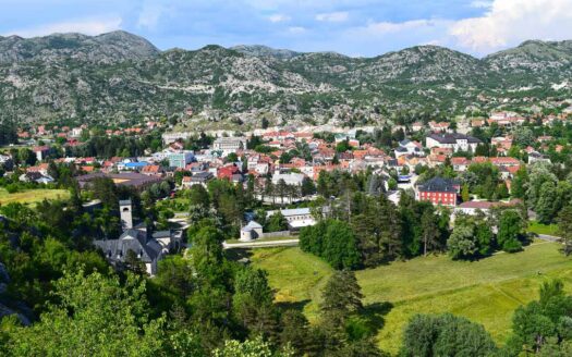 (Crnogoski) Zemljište sa UTU za gradnju, Cetinje