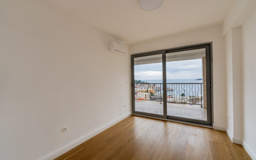 Trosoban penthouse sa panoramskim pogledom na more i garažnim mjestom, Pržno, Budva
