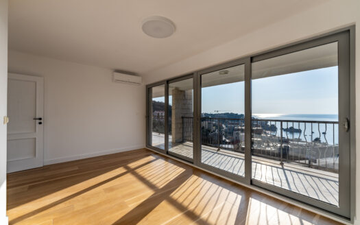 Trosoban penthouse sa panoramskim pogledom na more i garažnim mjestom, Pržno, Budva
