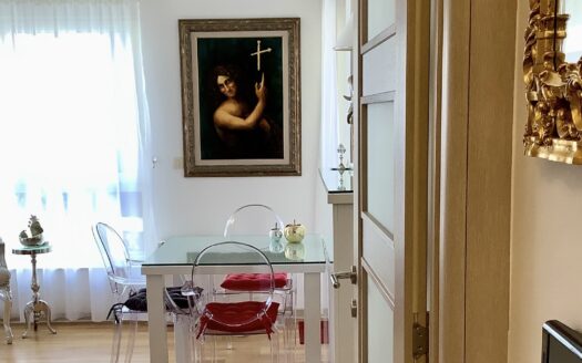 Апартаменты с двумя спальнями и гаражом в центре Будвы, 150 м от моря