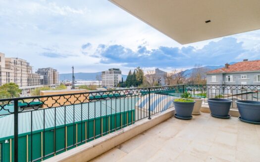 Апартаменты с двумя спальнями и гаражным местом рядом с Porto Montenegro, Тиват